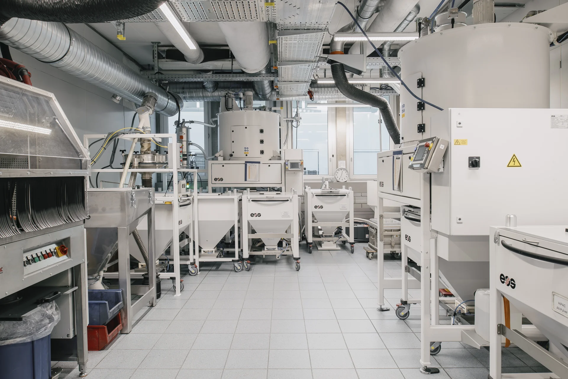 A cutting-edge manufacturing lab at Sauber’s Hinwil headquarters, equipped with advanced machinery for Formula 1 car development.