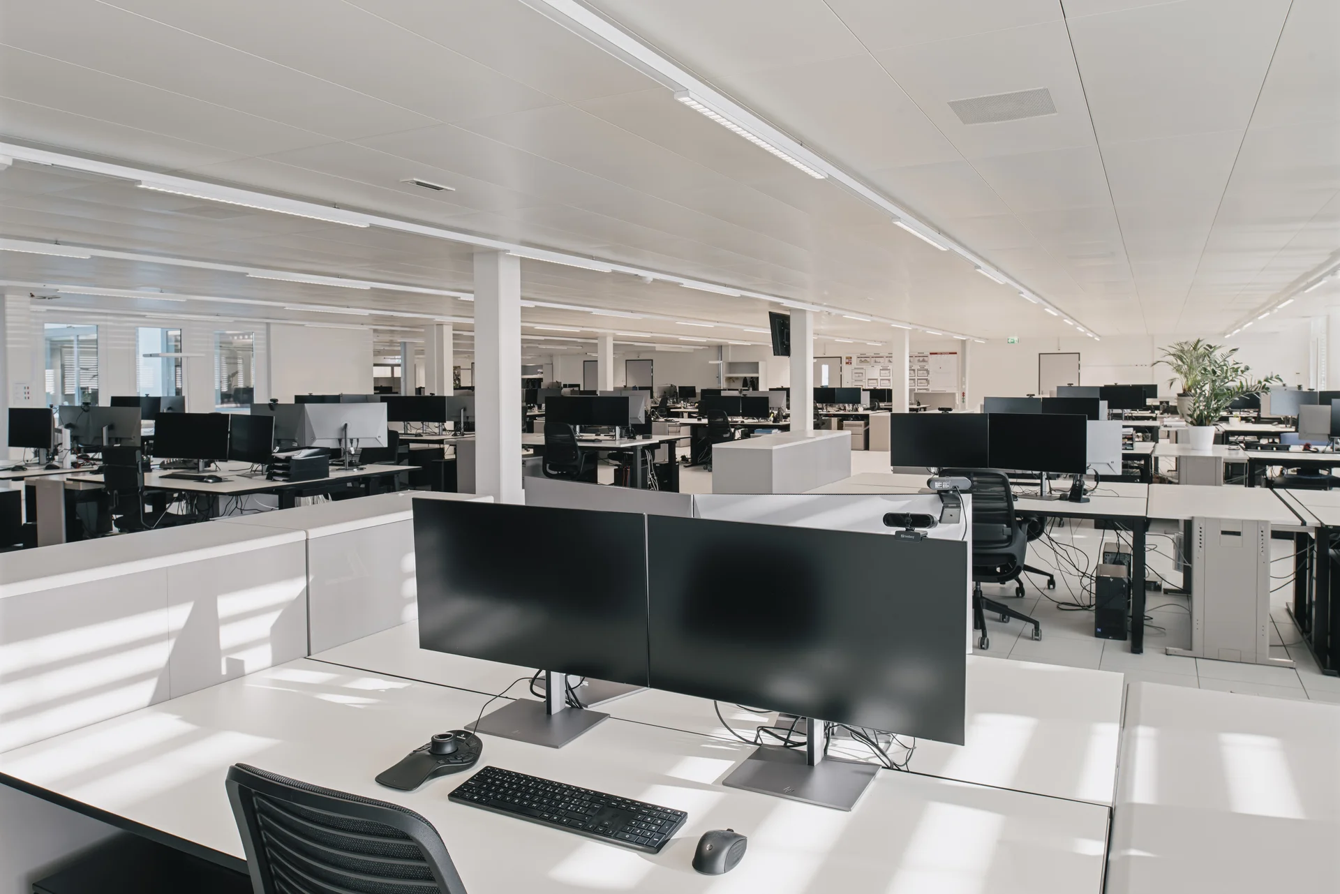 A spacious, modern office at Sauber’s Hinwil headquarters, designed for efficient collaboration within the Formula 1 team.